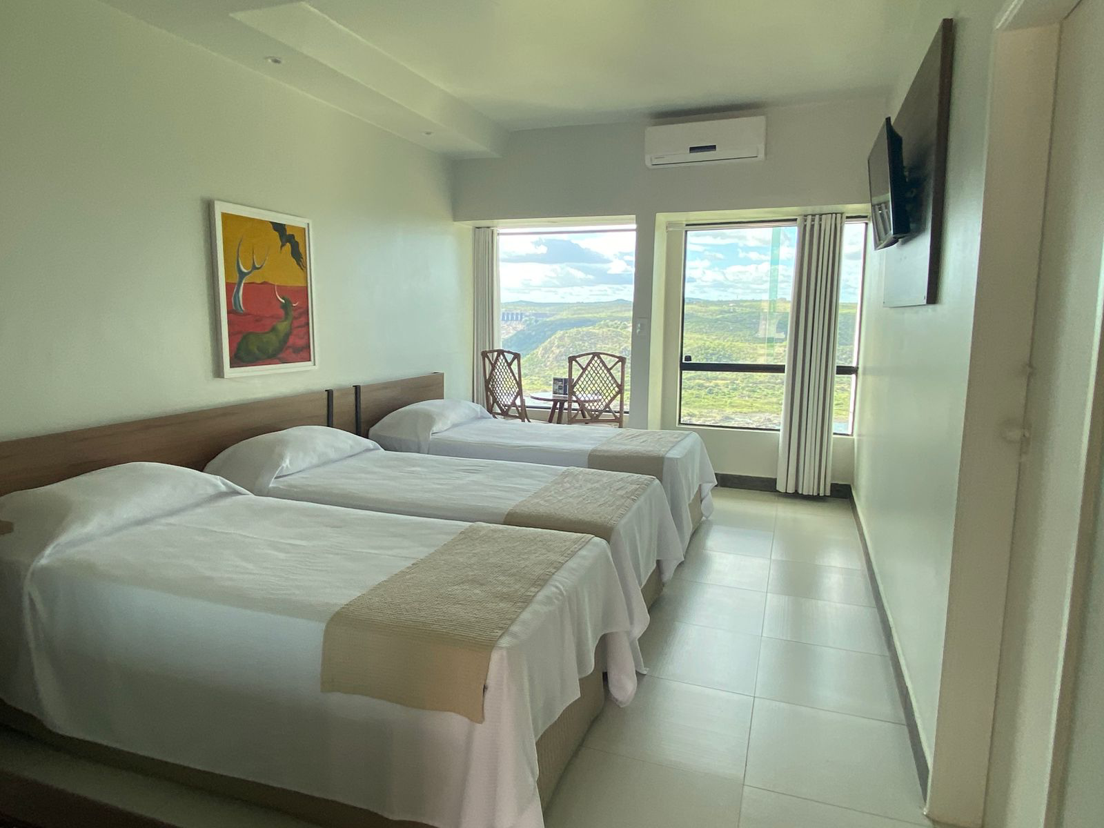 Quarto do hotel com camas e vista panorâmica